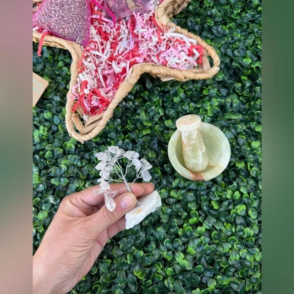 Ocean-Inspired Crystal Gift Set | Selenite, Quartz, Green Onyx & Botanicals - Picture 5 of 8